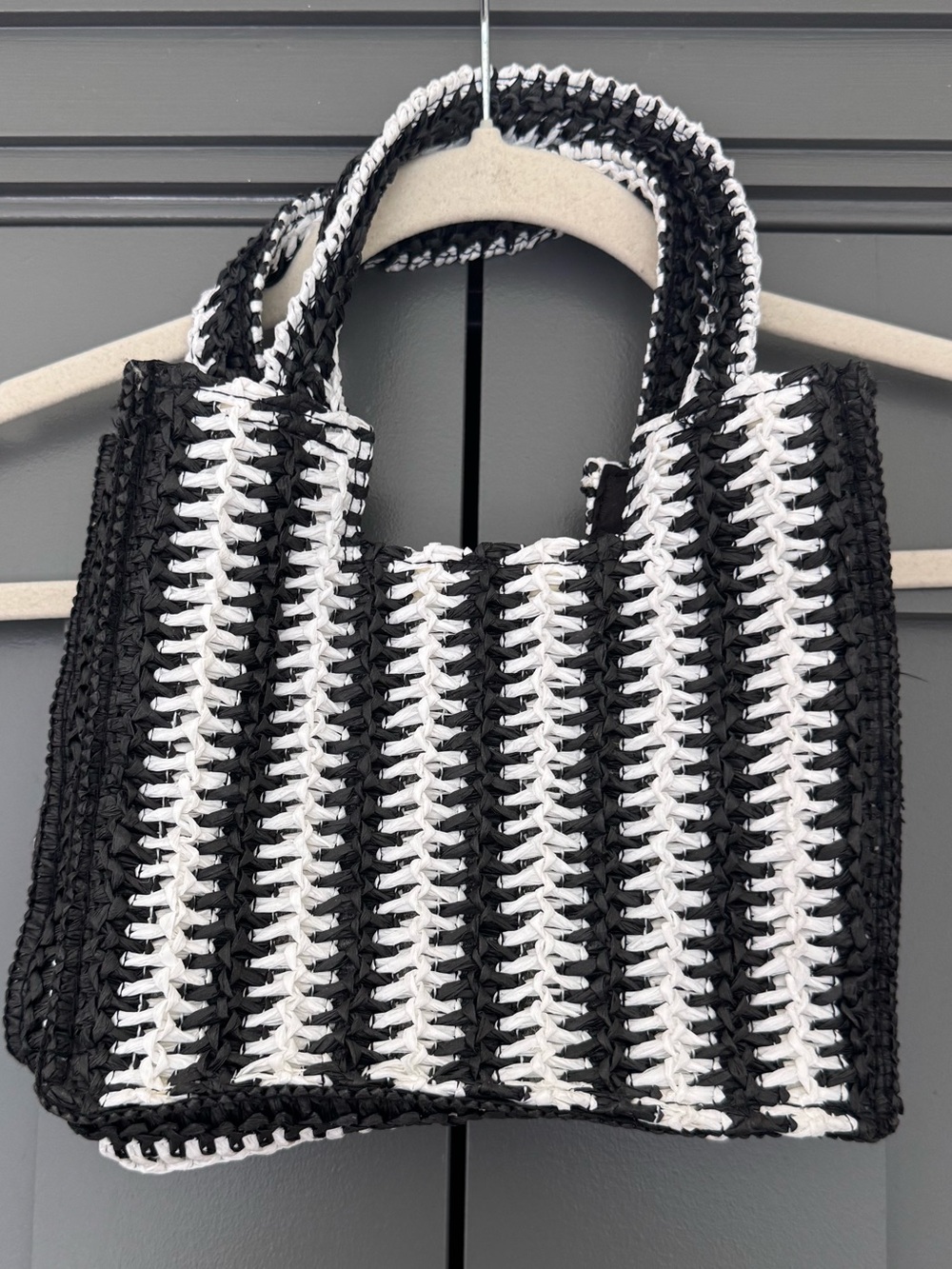 Black & white straw crochet purse
